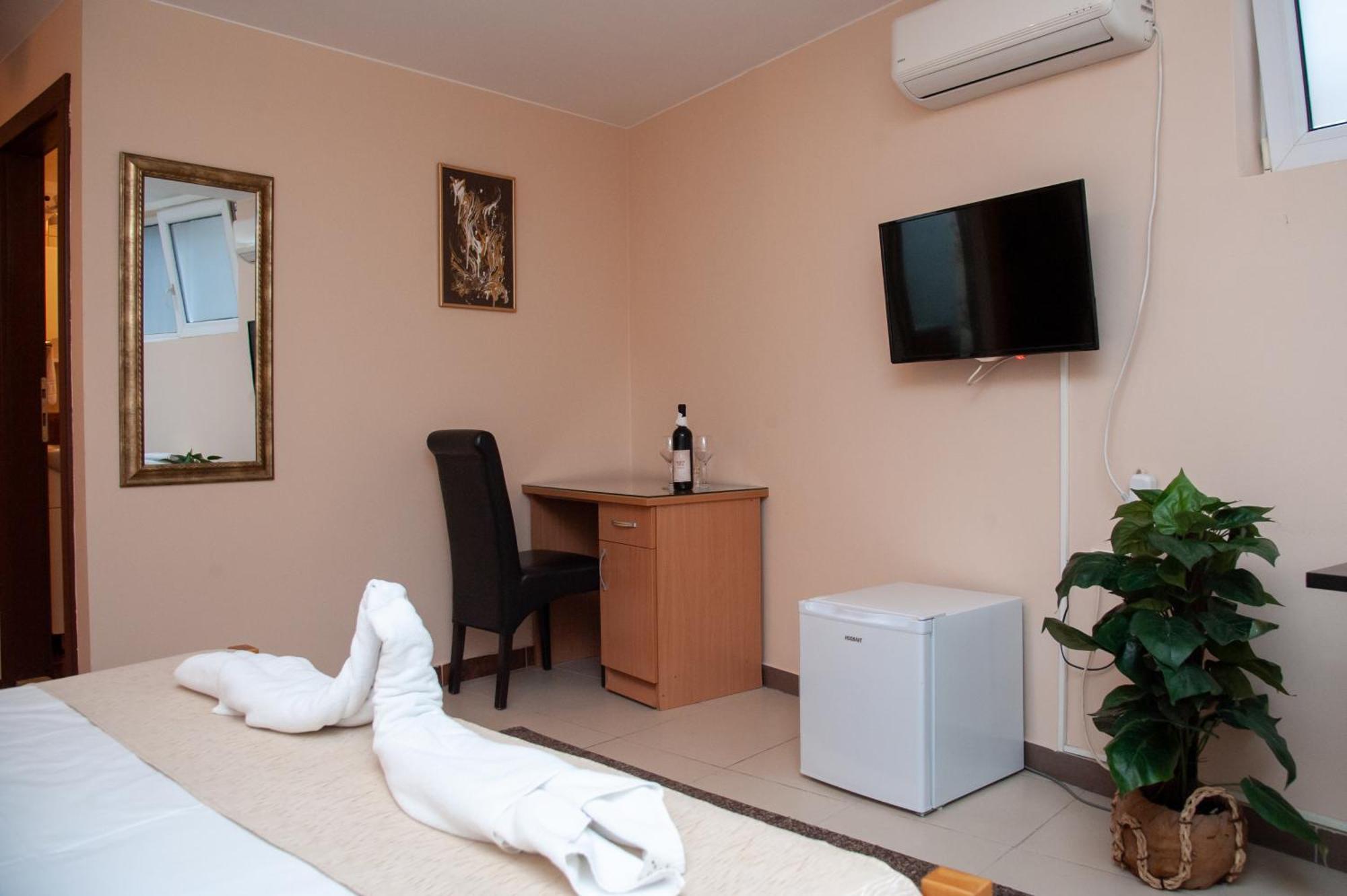 Hotel North City Titova Mitrovica Exterior foto